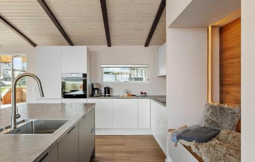 keuken, Beautiful Home In Hadsund With Sauna in Hadsund