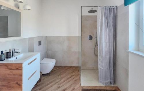 Vannas istaba, 1 Bedroom Nice Home In Gietrzwald in Gietrzwald