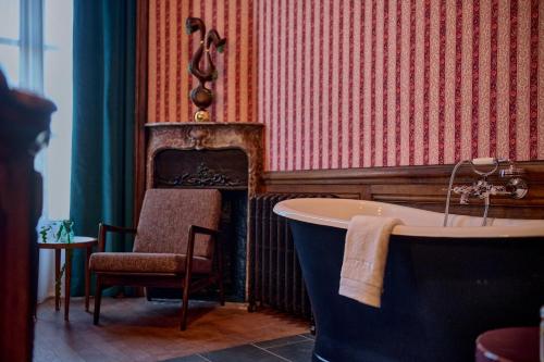 room detail thumbnail 2