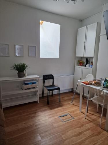 ห้องครัว, Aunty Katie's Budget Rooms, 2 miles from City Centre, Free Continental Breakfast in โอลด์พาร์ก