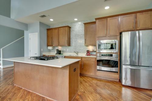 Spacious EaDo Getaway Less Than 1 Mi to Toyota Center! in Houston, USA