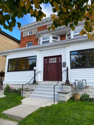 Buffalo Guesthouse near Forest Lawn