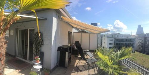 Unique little house on a roof top with a huge terrace close to exhibition square