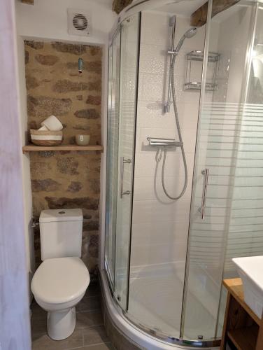 Shower, Gite rustique au cœur de la nature in Bourganeuf