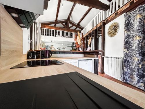 Studio de charme 70m2, Jacuzzi et Piscine Partagée (Studio de charme 70m2, Jacuzzi et Piscine Partagee) in Bourg-Saint-Bernard