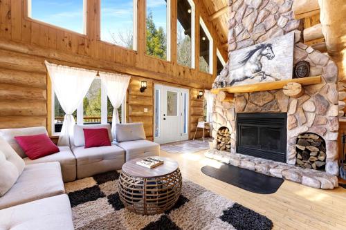 Casa Madera Chalet in Cantley (QC)