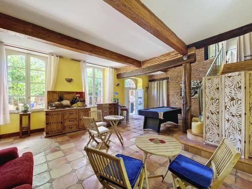 Studio de charme 70m2, Jacuzzi et Piscine Partagée (Studio de charme 70m2, Jacuzzi et Piscine Partagee) in Bourg-Saint-Bernard