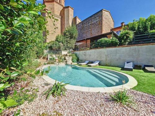 Studio de charme 70m2, Jacuzzi et Piscine Partagée (Studio de charme 70m2, Jacuzzi et Piscine Partagee) in Bourg-Saint-Bernard