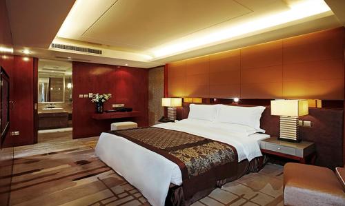 Chongqing Empark Grand Hotel The 5-star Chongqing Empark Grand Hotel offers comfort and convenience whether youre on business or holiday in Chongqing. The property features a wide range of facilities to make your stay a pleasant