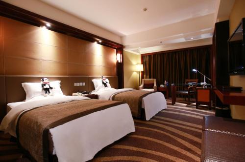 Chongqing Empark Grand Hotel The 5-star Chongqing Empark Grand Hotel offers comfort and convenience whether youre on business or holiday in Chongqing. The property features a wide range of facilities to make your stay a pleasant