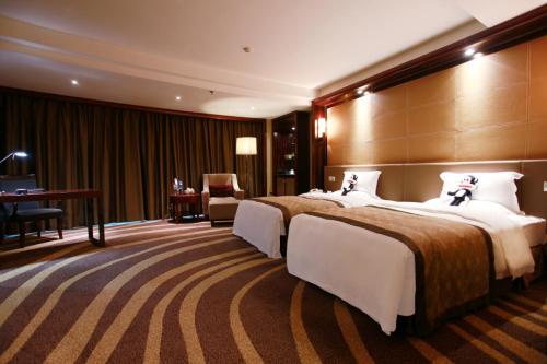 Chongqing Empark Grand Hotel The 5-star Chongqing Empark Grand Hotel offers comfort and convenience whether youre on business or holiday in Chongqing. The property features a wide range of facilities to make your stay a pleasant