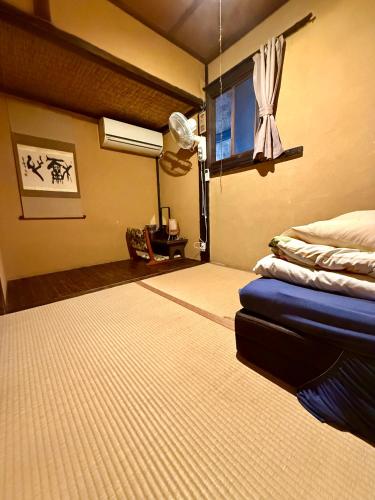 Single Room with Shared Shower and Toilet image 2