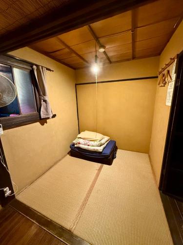 Single Room with Shared Shower and Toilet image 4