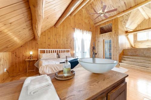 Casa Madera Chalet in Cantley (QC)