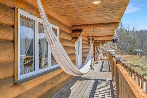 Casa Madera Chalet in Cantley (QC)