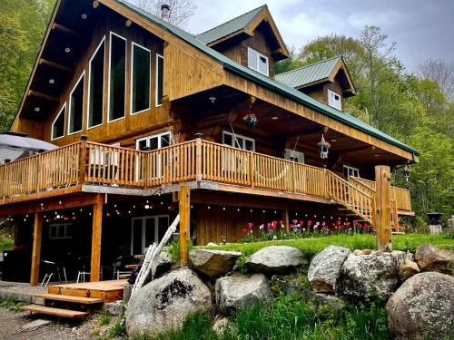 Casa Madera Chalet in Cantley (QC)
