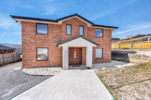Riverview Family Retreat Spacious 4BR Home, Views in Granton