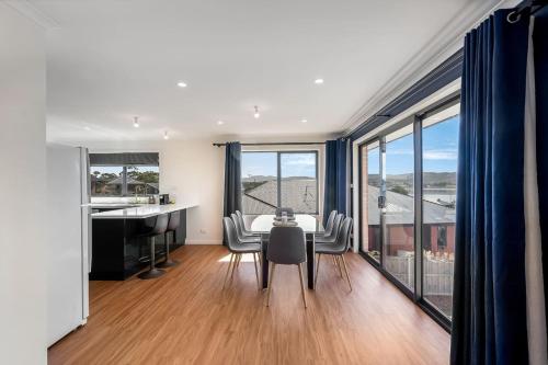 Riverview Family Retreat Spacious 4BR Home, Views in Granton