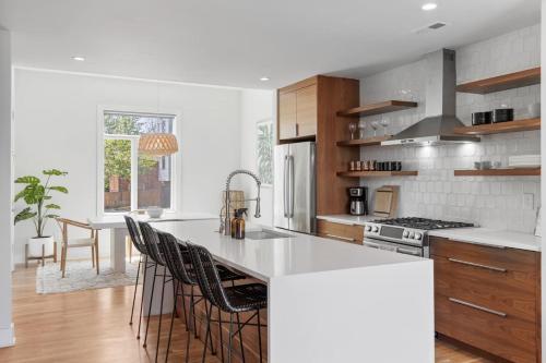 Private Rooftop with Garage Walk to Restaurants Shops and Coffee – khách sạn tại Đông Nashville