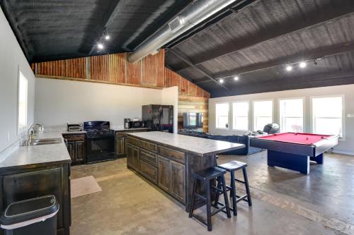 Spacious Palo Pinto Home Private Dock and Pool in Palo Pinto, USA
