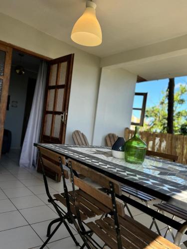 발코니/테라스, Le Cactus spacieux appartement Mamoudzou hyper centre avec vue jardin in 마무주