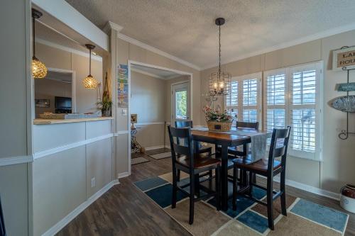 TIKI HOLLOW TIKI HOLLOW