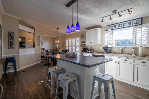 TIKI HOLLOW TIKI HOLLOW