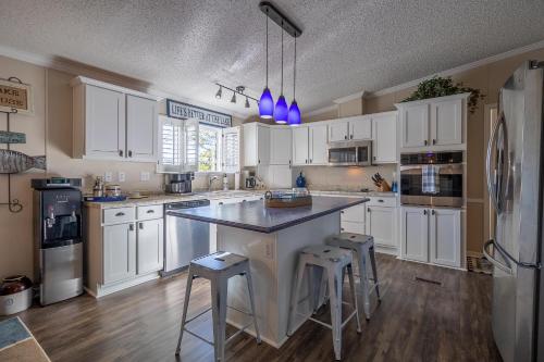 TIKI HOLLOW TIKI HOLLOW