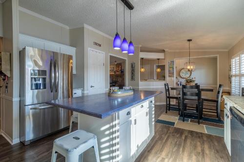 TIKI HOLLOW TIKI HOLLOW