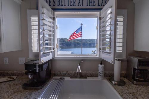 TIKI HOLLOW TIKI HOLLOW