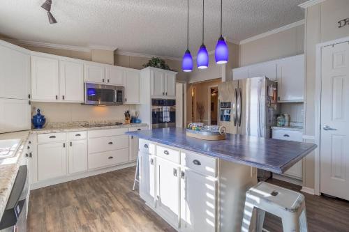 TIKI HOLLOW TIKI HOLLOW