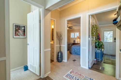 TIKI HOLLOW TIKI HOLLOW