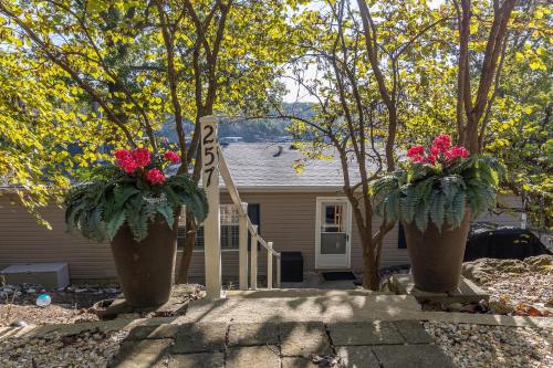 TIKI HOLLOW TIKI HOLLOW