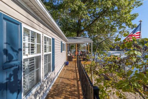 TIKI HOLLOW TIKI HOLLOW