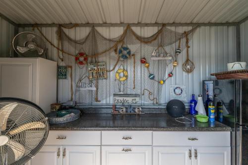 TIKI HOLLOW TIKI HOLLOW