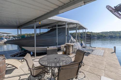 TIKI HOLLOW TIKI HOLLOW