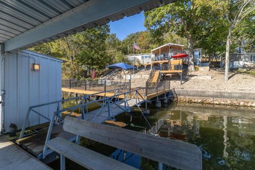 TIKI HOLLOW TIKI HOLLOW