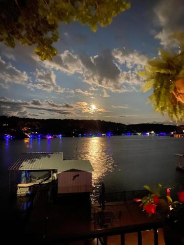 TIKI HOLLOW TIKI HOLLOW