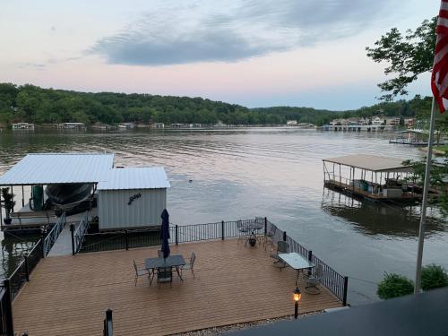 TIKI HOLLOW TIKI HOLLOW