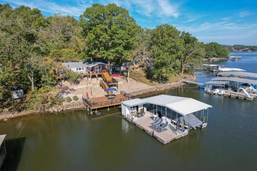 TIKI HOLLOW TIKI HOLLOW