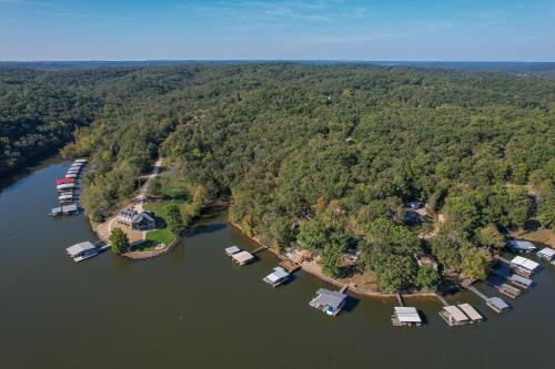 TIKI HOLLOW TIKI HOLLOW