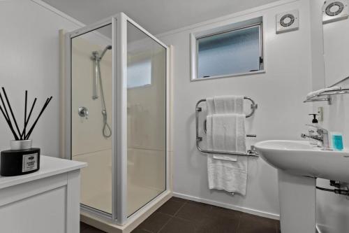 Lush Green Hideaway Guest Suite near Newmarket, Окленд (фото 10)