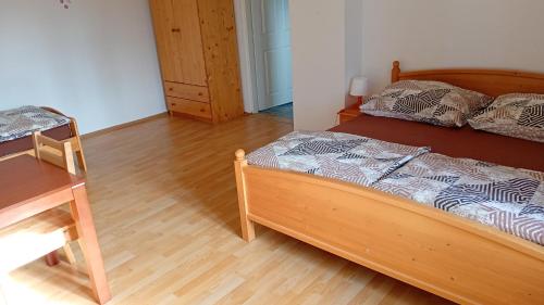 1 queen bed, 2 twin beds