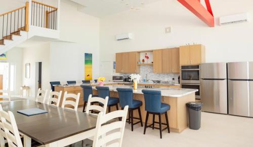 kuhinja, Jolly Rancher Exuma 5 bed 6 bath multi family in George Town center