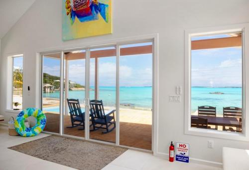razgled, Jolly Rancher Exuma 5 bed 6 bath multi family in George Town center