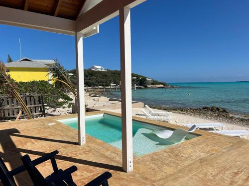bazen, Jolly Rancher Exuma 5 bed 6 bath multi family in George Town center