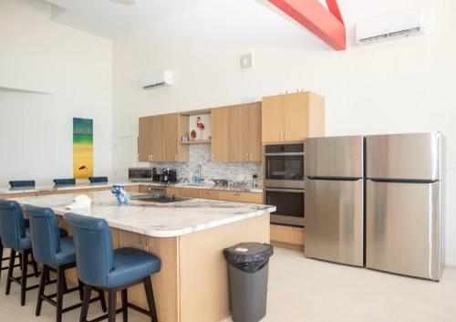 kuhinja, Jolly Rancher Exuma 5 bed 6 bath multi family in George Town center
