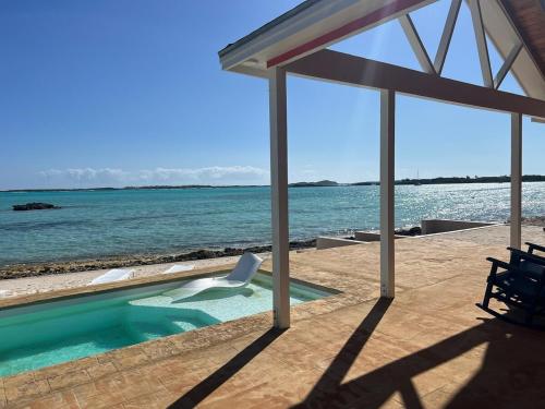 razgled, Jolly Rancher Exuma 5 bed 6 bath multi family in George Town center