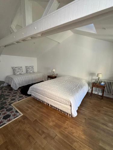 1 queen bed, 1 twin bed