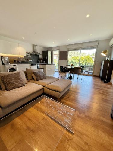 Apt with 2 bedrooms, terrace, pool & parking, Antibes (foto 8)